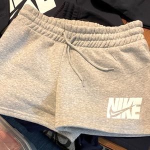 NIKE LOUNGE SHORTS, light grey, size M
